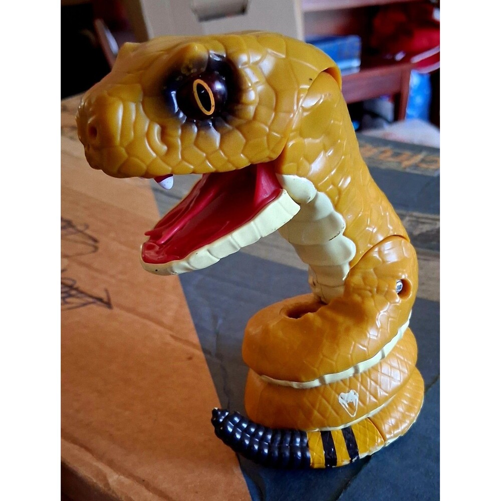 WowWee Untamed Cobra Snake Fingerling Light Sound Interactive Toy *Needs Battery